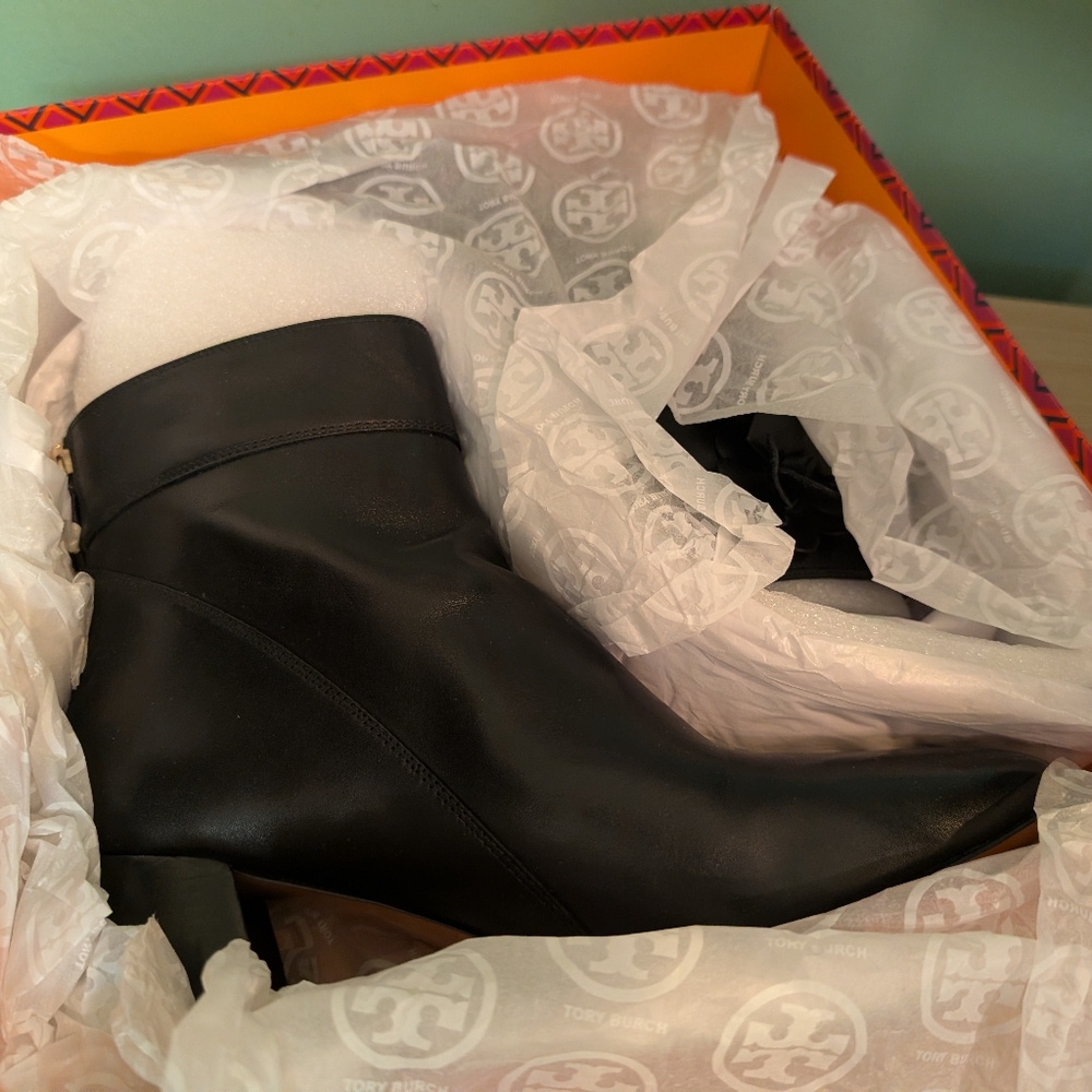 NIB Tory Burch Leather Blossom Boots - Picture 5 of 12